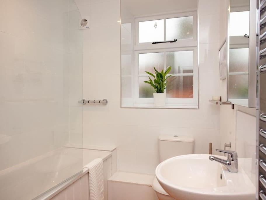 2 Central, Spacious, Apartment With Private Patio Sidmouth Exterior photo