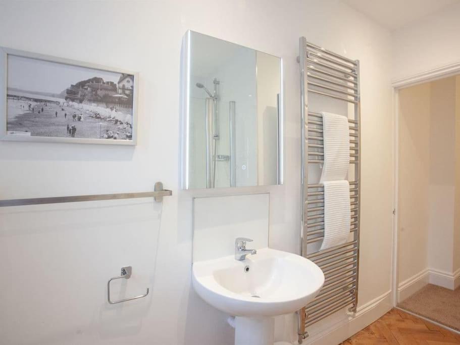 2 Central, Spacious, Apartment With Private Patio Sidmouth Exterior photo