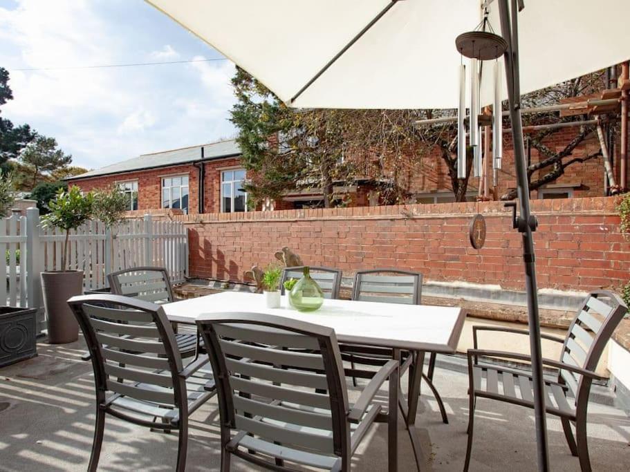 2 Central, Spacious, Apartment With Private Patio Sidmouth Exterior photo